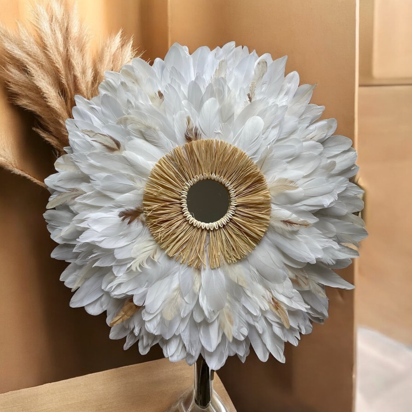 Jujuhat « BORA-BORA » en plumes blanches avec miroir et cauris – Décoration murale bohème chic artisanale en raphia